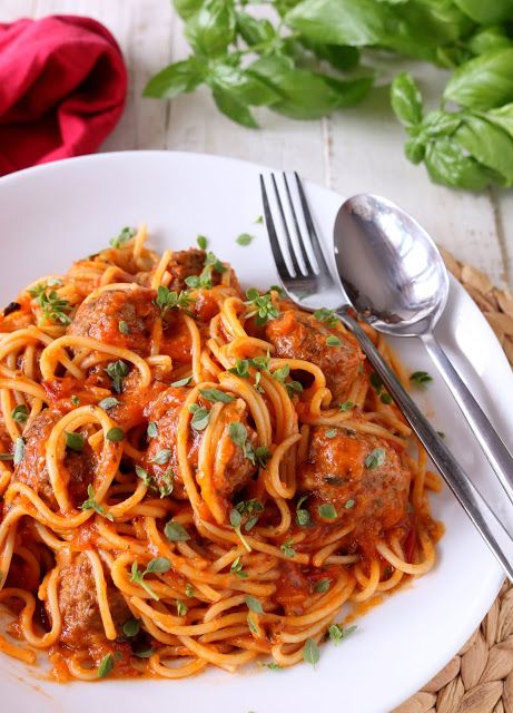 espaguete com almôndegas ao molho de tomate simples