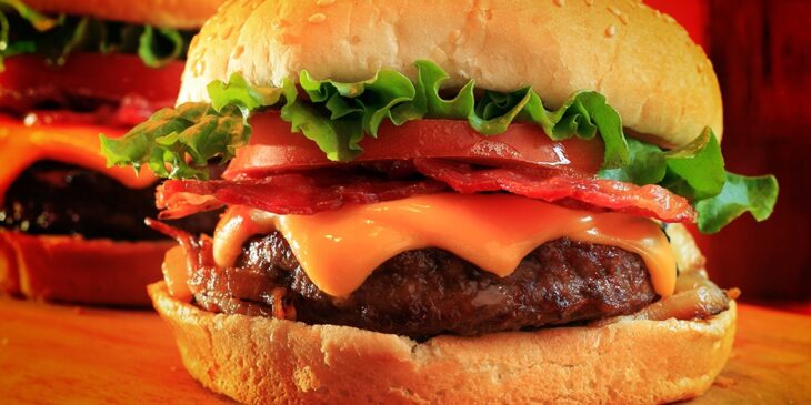 Hambúrguer com bacon e cheddar: receita impossível de dar errado!