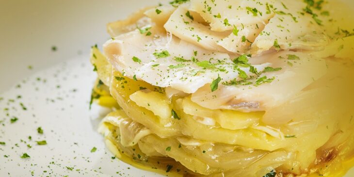 Bacalhau com batatas: receita simples, fácil e bem gostosa