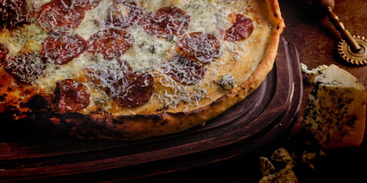 Receita de pizza de gorgonzola e calabresa mais gostosa do mundo