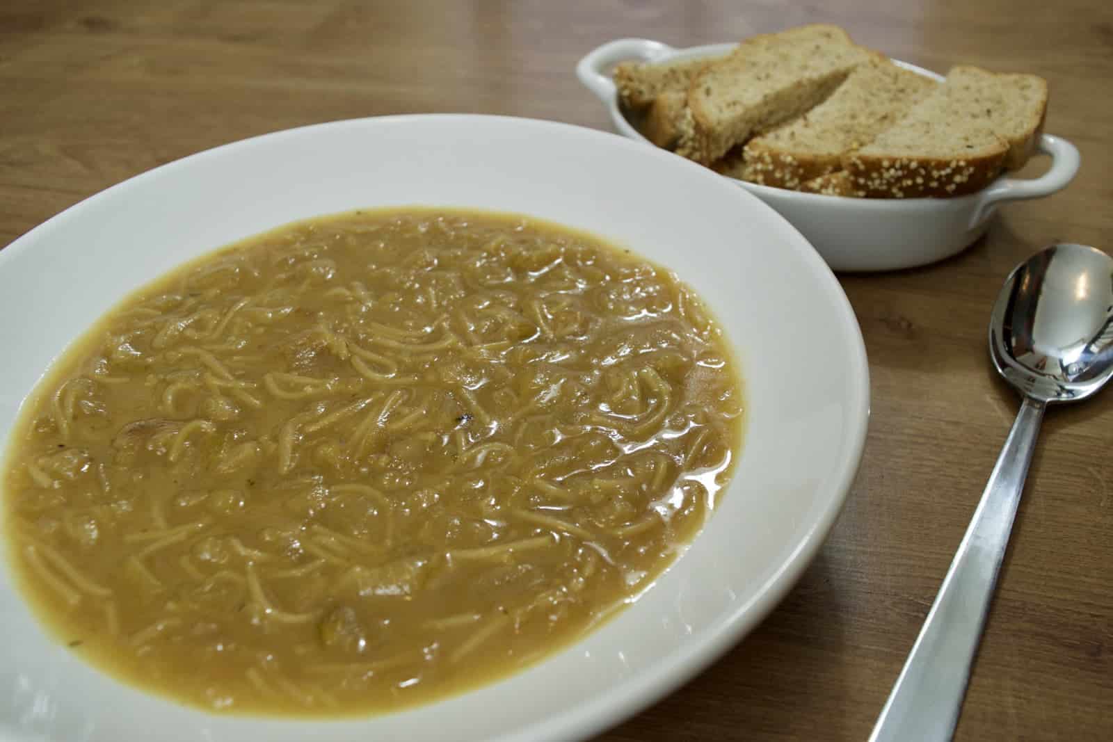 Quais são os benefícios da sopa de cebola?Qual é a diferença entre creme de cebola e sopa de cebola?
Como se diz sopa de cebola em francês?
Quem inventou a sopa de cebola?
