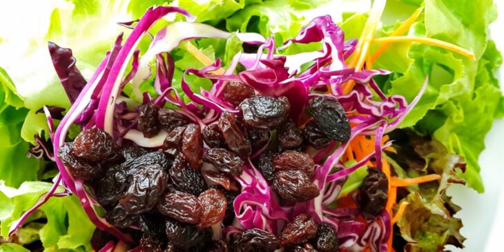 Salada de repolho roxo, cenoura e passas: receita impecavelmente deliciosa