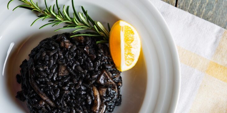 Risoto de arroz negro com cogumelos para deixar qualquer jantar um luxo