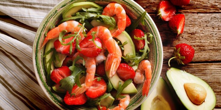Salada de camarão, abacate e rúcula: receita fácil e simples