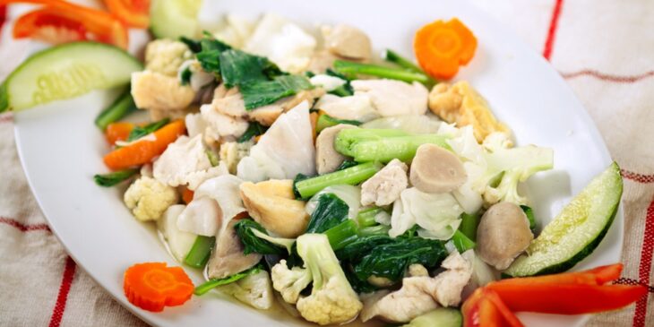 Receita de salada de frango com legumes muito fácil