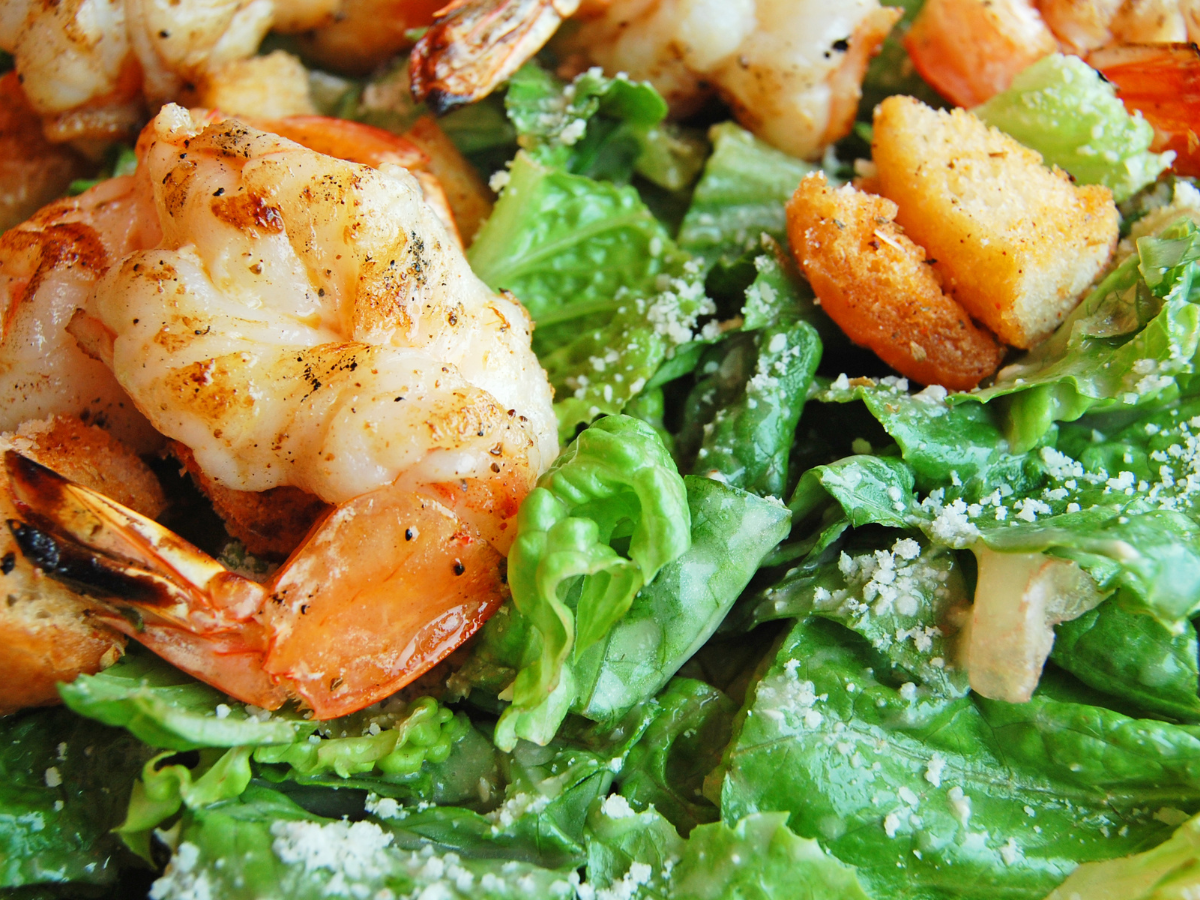 Salada caesar com camarão