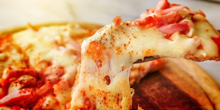 Receita de pizza com queijo, bacon e presunto: prática e sem erros