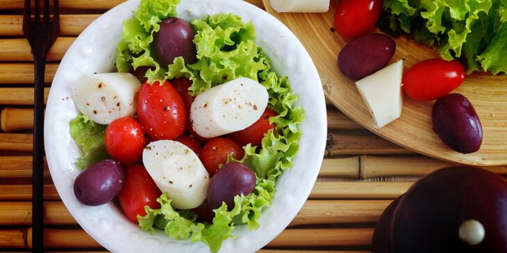 Salada de alface, azeitona e palmito: receita nutritiva e mega fácil que está bombando na WEB