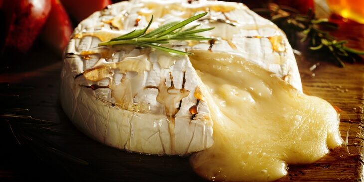 Essa receita é clássica: queijo camembert assado com mel e alecrim