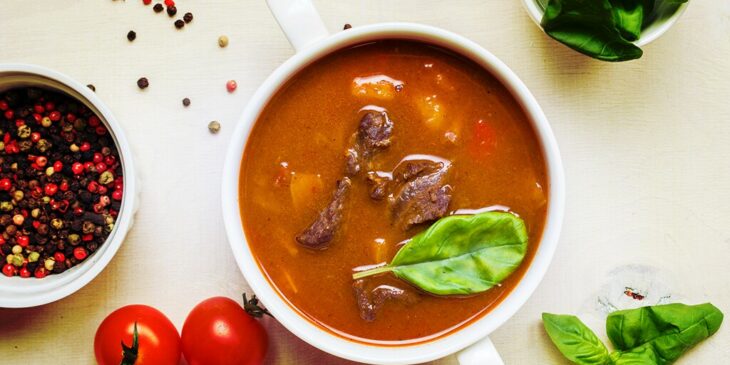Receita magnífica de sopa de tomate com carne e batata: a melhor do mundo
