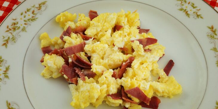 Receita de ovos mexidos com bacon deliciosa para o seu café da manhã