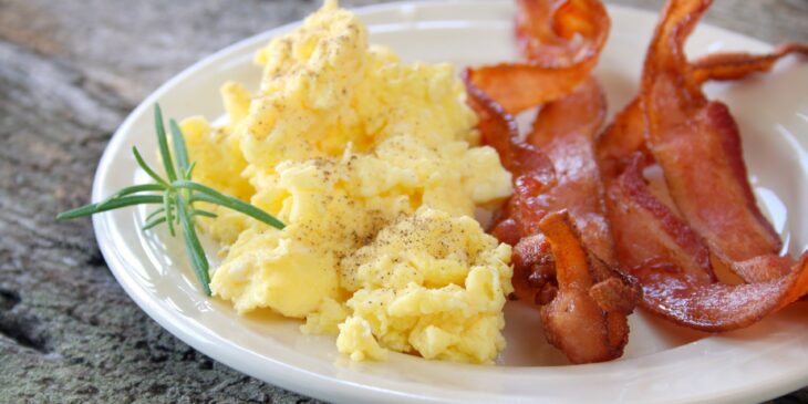 ovos mexidos com bacon para café da manhã tudo gostoso