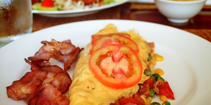 Receita de omelete com presunto e tomate para café da manhã