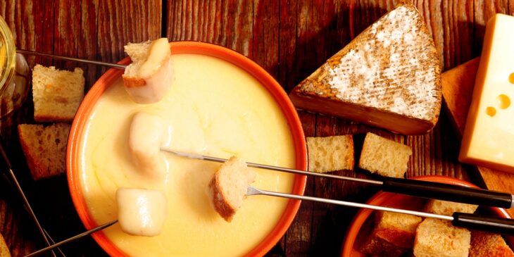 Fondue com queijo brie e camembert