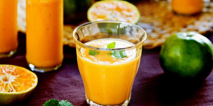 Suco detox de laranja, limão e tangerina tudo gostoso simples