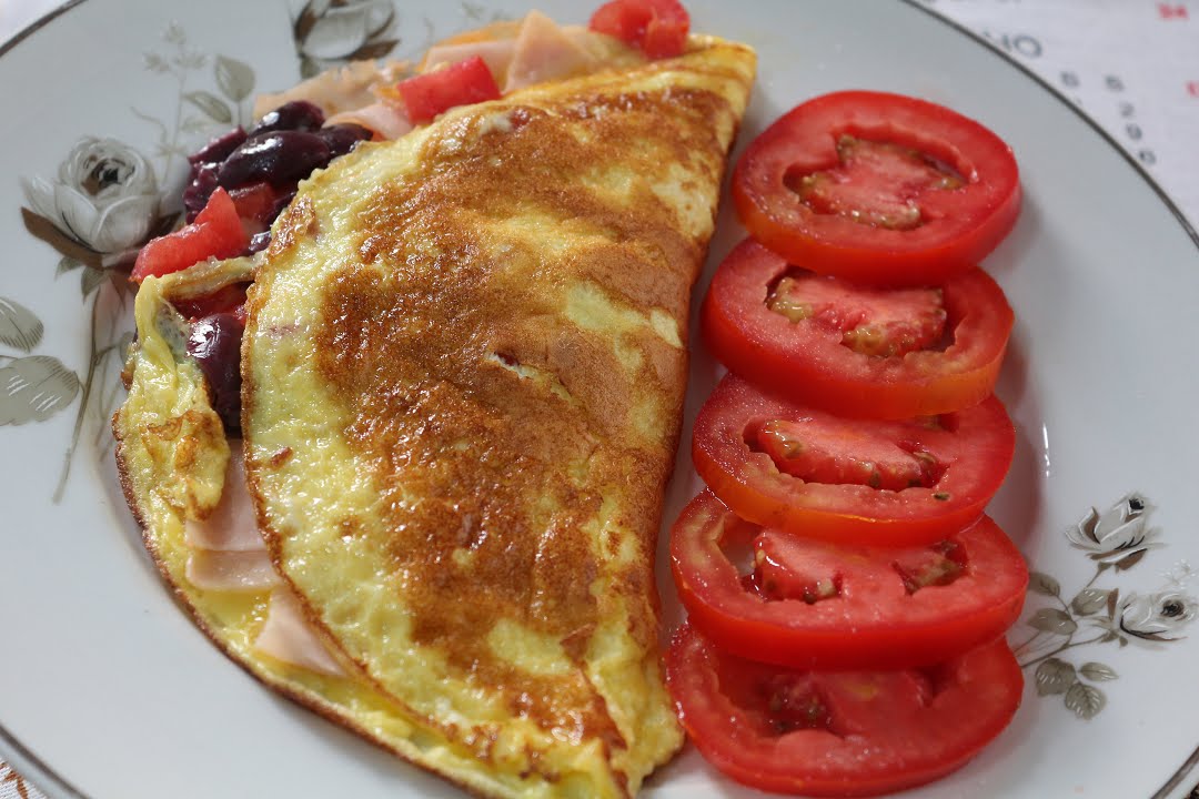 @cozinhapratica preparou esta perfeita omelete com presunto e tomate