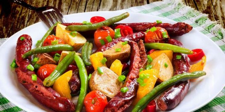 Linguiça frita com legumes: receita para almoço ou janta