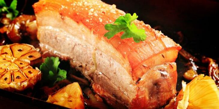 Barriga de porco assada com alho: receita tradicional, fácil e suculenta