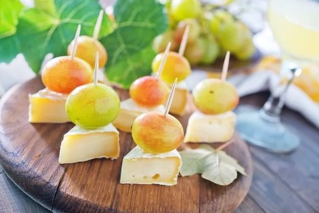 Aperitivo de queijo e uva
