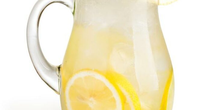 Limonada gaseificada com poucos ingredientes que fica igual refrigerante