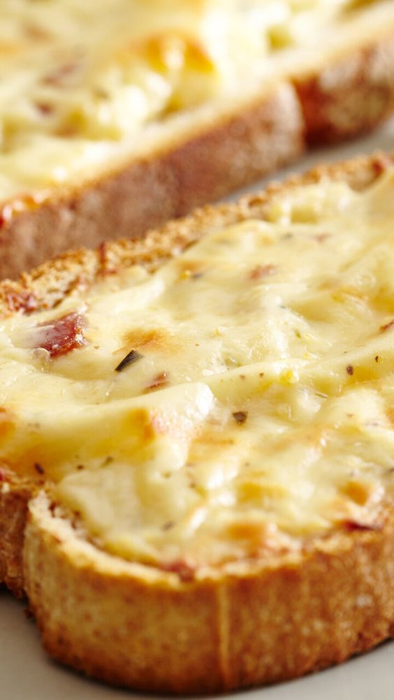 bruschetta com presunto e queijo suíço simples demais