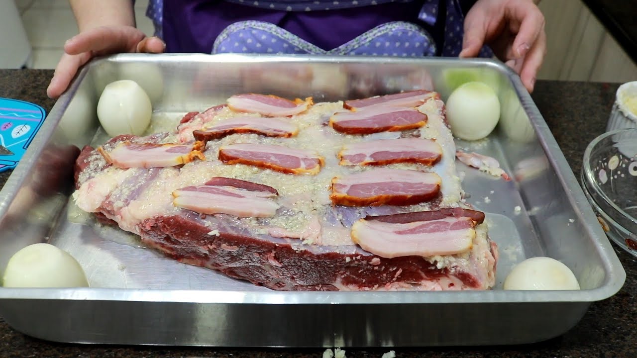 @gordicesdadeia indica colocar pedaços de bacon na costelinha assada com alho para tornar o sabor ainda mais incrível