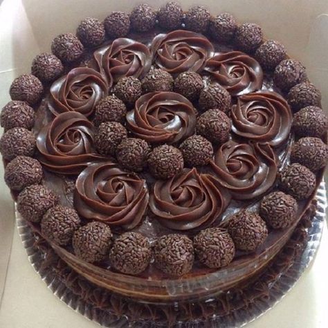 bolo de chocolate com cobertura de brigadeiro macio @pinterest