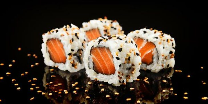 Receita de sushi uramaki com salmão para nunca mais gastar dinheiro com comida japonesa