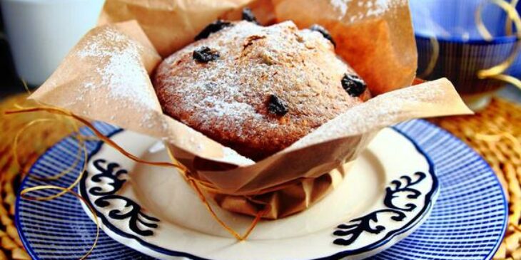 Aprenda a como fazer esta deliciosa receita de muffin com amêndoas e passas em sua casa e deixe todo mundo de boca aberta nas festas final de ano.