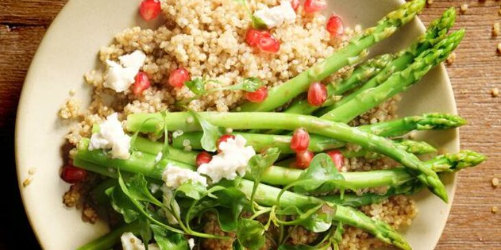 Receita de salada de quinoa com romã fácil e saborosa