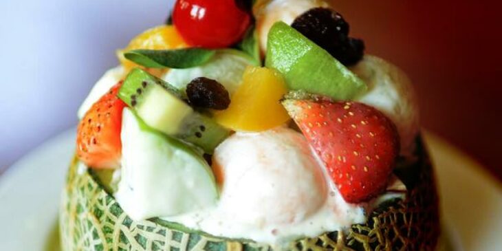 Salada de fruta no melão: bem gourmet sem gastar muito, bem simples!