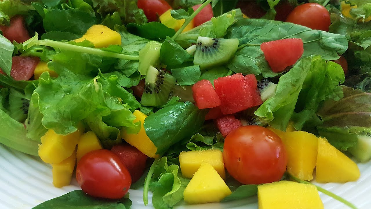 Como fazer salada com alface e frutas?