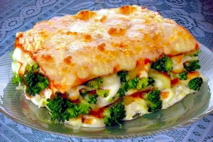 Lasanha de brócolis com queijo ao molho de tomate - Imagem por Saúde Vida Total