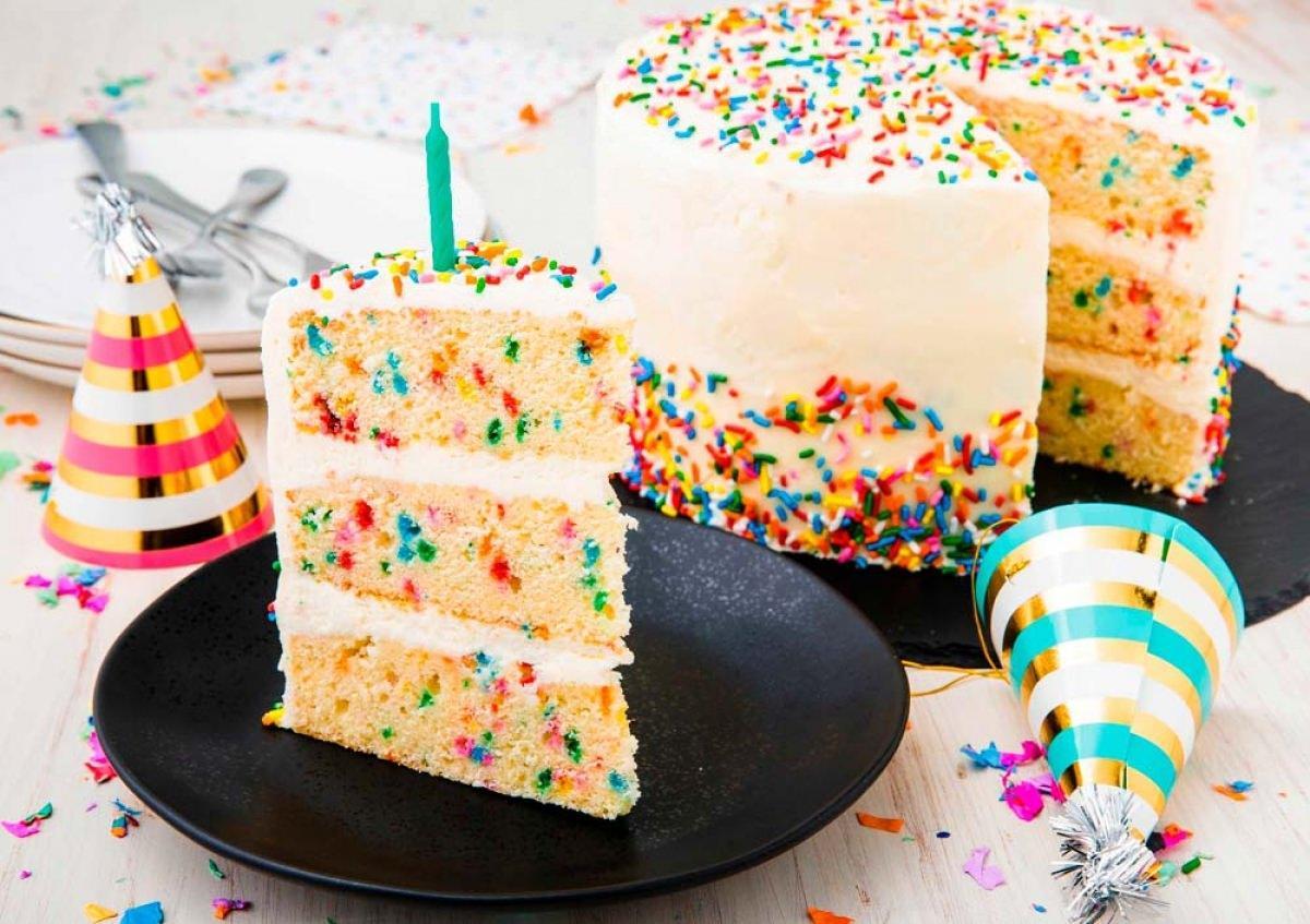 5 opções de bolos de aniversário que são práticos, bonitos e super deliciosos; difícil escolher só um