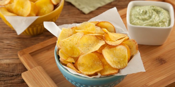 Chips de macaxeira mega crocante e ainda melhor do que batatinhas tradicionais