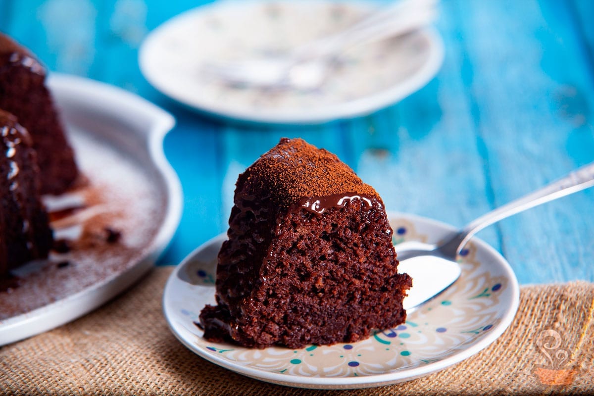 Esse é o mais molhadinho do mundo: receita de bolo de chocolate que ninguém consegue resistir