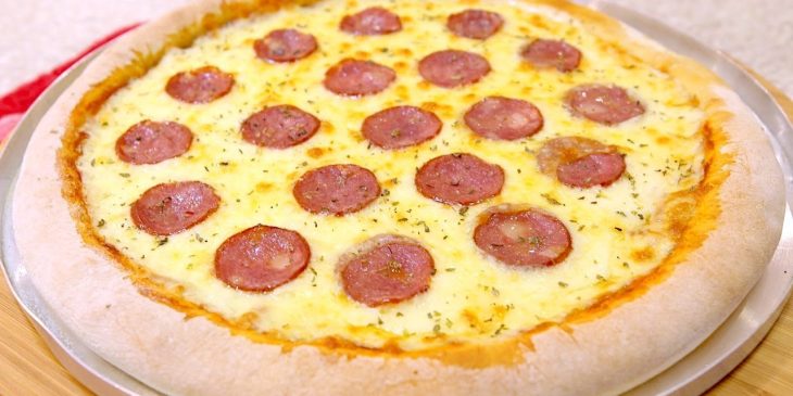 Massa de pizza sem fermento que fica ainda mais saudável e gostosa do que as das pizzaria