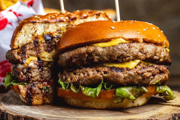 5 opções de hambúrguer para fazer em casa e ficar melhor do que os de fast food (e muito mais barato, claro)