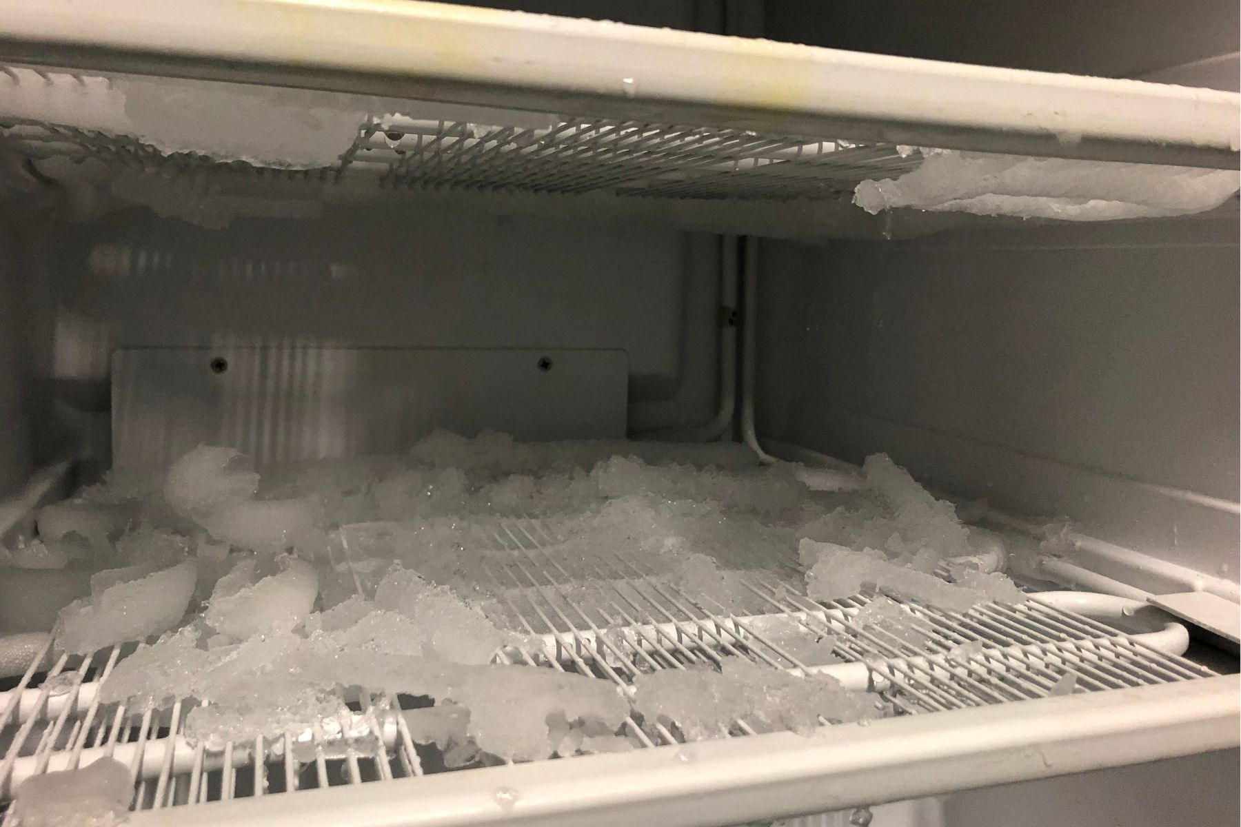 Dicas valiosas para descongelar o freezer com itens simples e deixá-lo cheirosinho e limpíssimo