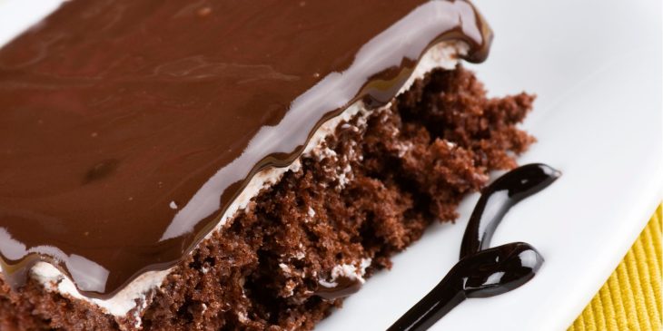 imagem de uma fatia de bolo de chocolate como uma das melhores sobremesas da Ana Maria Braga