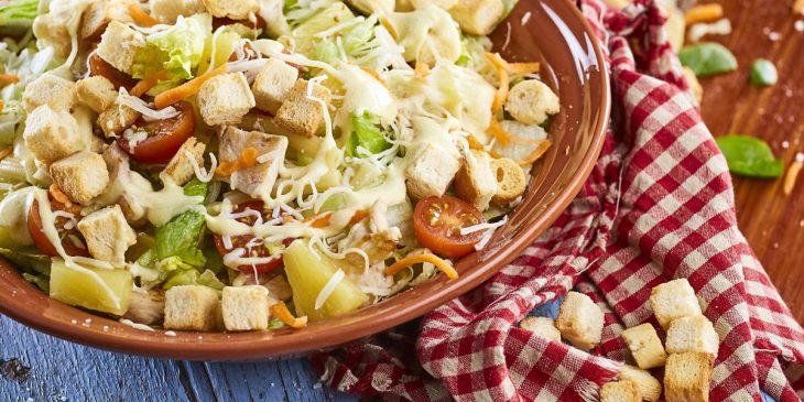 Salada de frango com croutons perfeita demais e prática de montar: você vai viciar