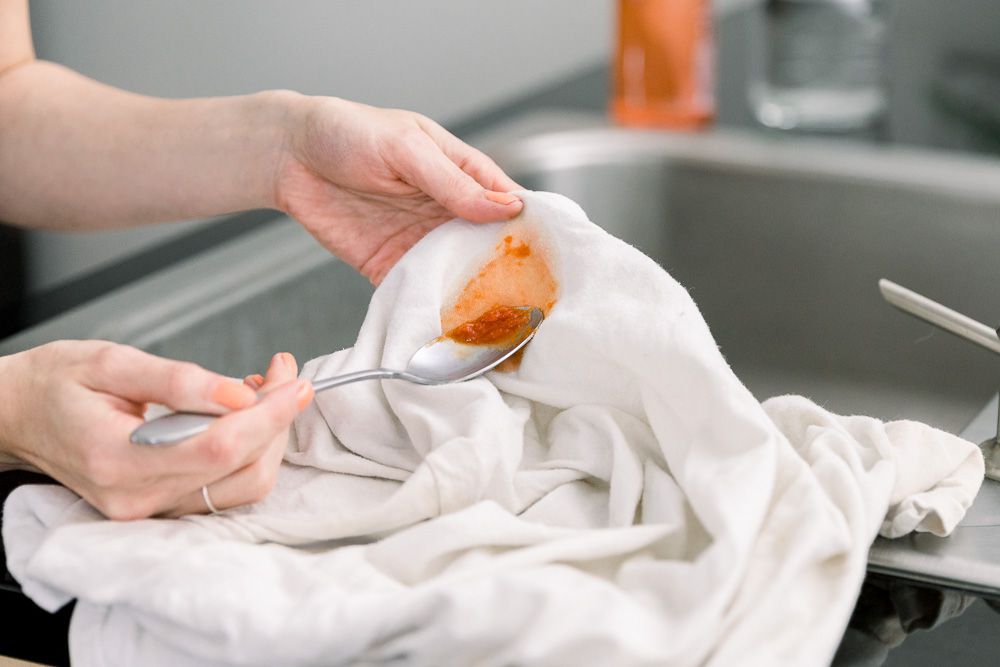 Aprenda como tirar manchas de molho de tomate em tecido com truques simples e baratos