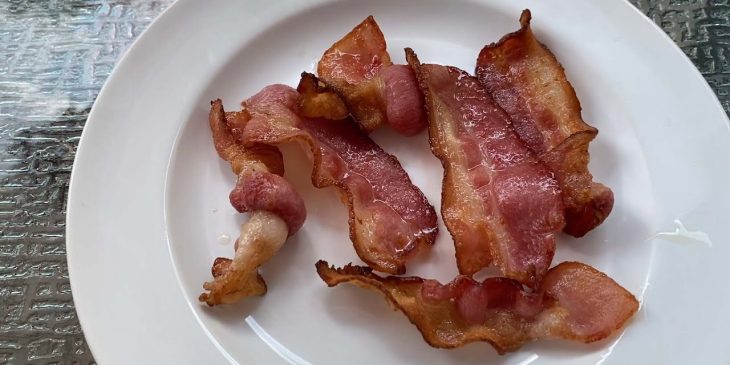 Bacon na airfryer do jeito mais fácil, crocante e saudável que você pode provar na vida