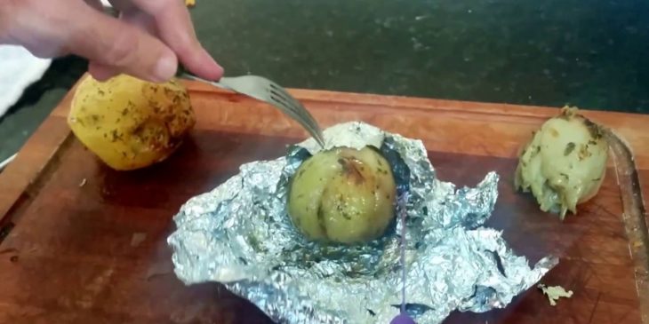 Aprenda a fazer essa cebola assada na churrasqueira e tenha um acompanhamento delicioso e muito fácil