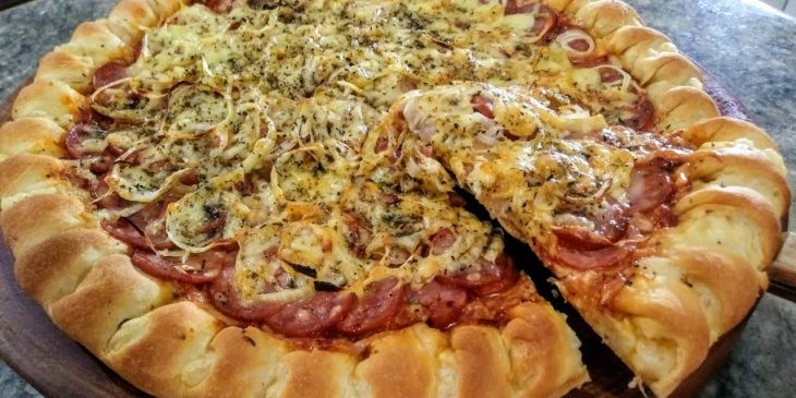 Pizza de calabresa com catupiry tão deliciosa que passa longe de parecer ser caseira