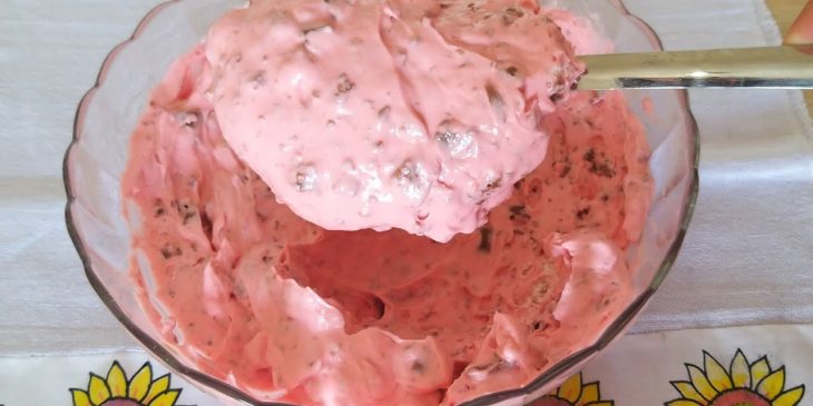 Esse recheio de mousse de morango para bolo nem parece que é caseiro: delícia