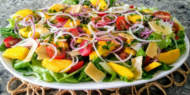 Salada colorida para servir a mais saudável que existe