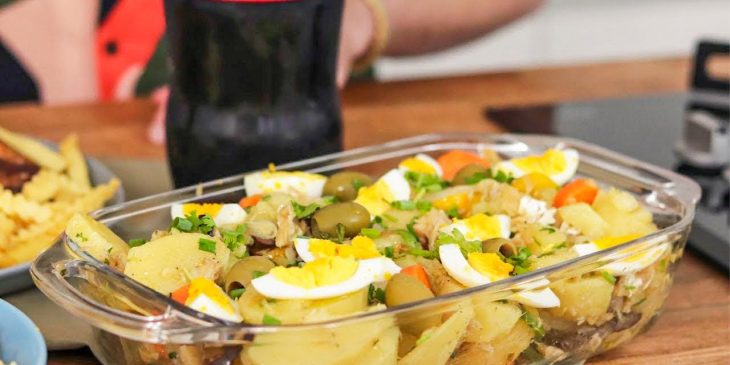 Receita de salada de bacalhau com legumes que ficará na ceia de todos os anos