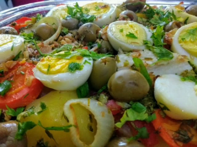 Como fazer  salada de bacalhau com legumes e verduras?