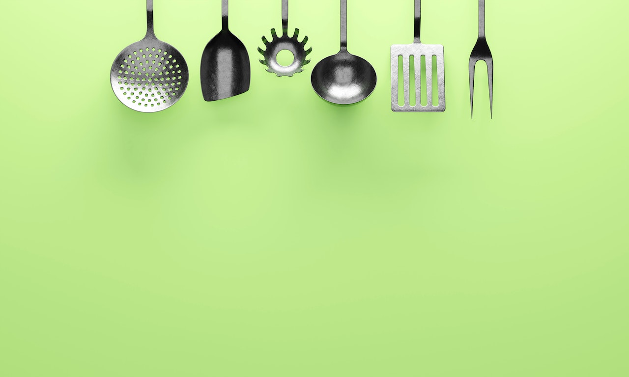 Quais utensílios de cozinha não podem faltar em casa: lista perfeita para quem mora sozinho